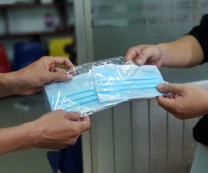 Giả nhân viên y tế phát khẩu trang tẩm thuốc mê để chiếm đoạt tài sản