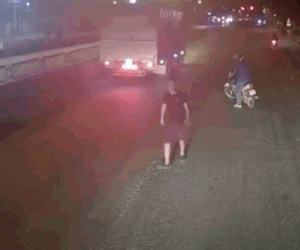 Video: Cố tình 'cà khịa' tài xế container, 2 thanh niên nhận kết đắng