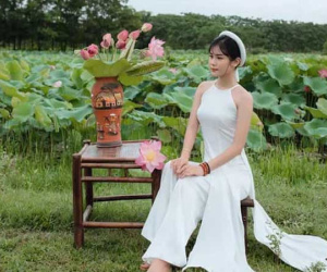 Con gái Hiệp Gà 17 tuổi: Phổng phao, cao lớn, được khuyên đi thi Hoa hậu