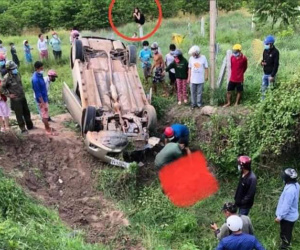 Người phụ nữ trèo lên cột bê tông hóng tai nạn khiến cả đám đông phải ngoái nhìn