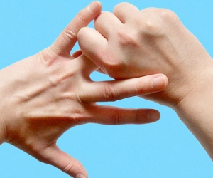 Vì sao việc điều khiển ngón áp út lại khó đến vậy?