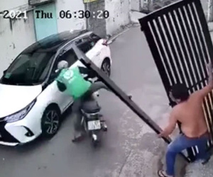 Kinh hãi khoảnh khắc chiếc cổng sắt bất ngờ đổ sập, suýt đè trúng tài xế công nghệ