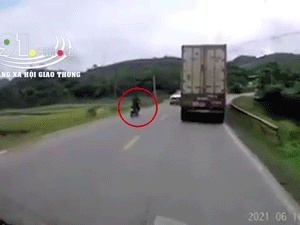 Không đội mũ bảo hiểm chạy xe như bay lấn làn, nam thanh niên nguy kịch sau khi đâm trực diện vào xe bán tải