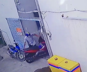 Camera ghi cảnh kẻ trộm thản nhiên dắt xe máy trong phòng trọ