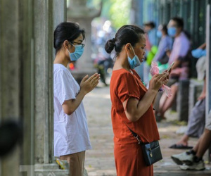 Phụ huynh, sĩ tử chuẩn bị thi vào lớp 10 vái vọng cầu may bên ngoài Văn Miếu