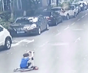 Bị ô tô cán qua người 2 lần khi đang chơi xe scooter giữa đường, bé trai 7 tuổi thiệt mạng vì lỗi sai sơ đẳng của người mẹ