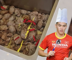 Tiến Linh khoe khả năng nấu ăn 'thần sầu' làm chị em thi nhau nhận chồng, ấy thế mà vẫn than ế và nhờ Cris Phan 'rao bán'