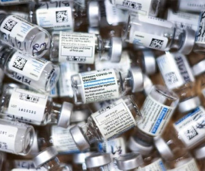 Mỹ vứt bỏ 60 triệu liều vắc xin Covid-19, Malaysia kéo dài phong tỏa