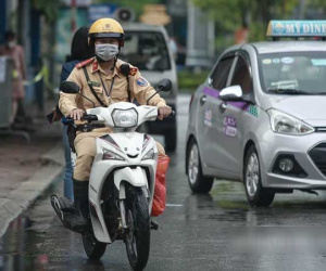 Đại úy CSGT dùng xe chuyên dụng chở thí sinh 'nhớ nhầm địa chỉ' đến điểm thi đúng vào "phút 89"