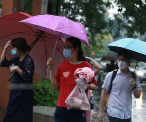 Mưa lớn như trút nước sáng 12/6, phụ huynh Hà Nội xách dép, đội mưa đưa con đi thi vào lớp 10