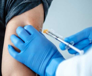 Bệnh nhân ung thư đang điều trị bằng thuốc, xạ trị, phẫu thuật có nên tiêm phòng vaccine COVID-19 không?