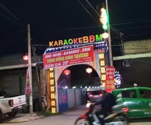 Nam chủ quán karaoke rủ bạn và 5 nữ tiếp viên đến để 'bay lắc'