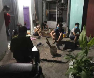 Chủ nhà trọ mang bia vào cùng 6 người tụ tập xem bóng đá dù đang giãn cách xã hội