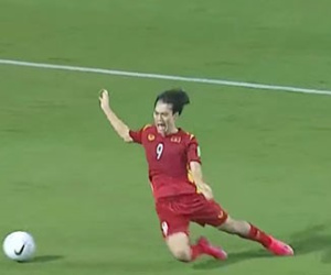 Xem lại tình huống Văn Toàn ngã cực 'khéo', đem về quả penalty quyết định cho ĐT Việt Nam