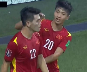 Thấy chồng chăm sóc cho Tiến Linh, vợ Phan Văn Đức liền trêu: 'Đức luôn bên Linh'
