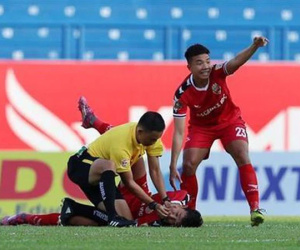 Sự cố Eriksen: 'Nước mắt Euro' gợi nhớ ký ức kinh hoàng về những lần cầu thủ Việt suýt nuốt lưỡi, 'chạm cửa tử' ngay trên sân cỏ V-League