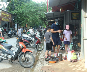 Lấn chiếm vỉa hè, lòng đường để kinh doanh ở chợ đồ cổ Vạn Phúc