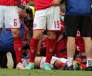 Eriksen bất tỉnh ngay trên sân, tính mạng bị đe dọa