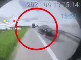 Clip ghi lại khoảnh khắc ô tô con đâm trực diện xe tải với tốc độ kinh hoàng khiến 3 người tử vong