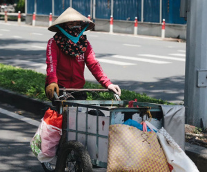 Ảnh: Xót xa những phận đời chật vật mưu sinh trong những ngày giãn cách xã hội ở Sài Gòn