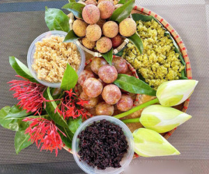 Mâm lễ hoa quả, rượu nếp đẹp mắt đắt hàng ngày Tết Đoan Ngọ