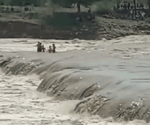Video: Thử thách kinh hoàng với 4 cậu bé trên dòng sông lũ