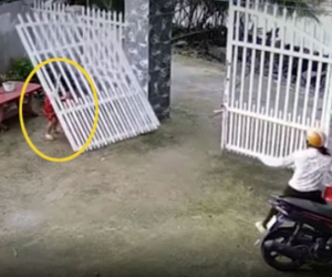 Chiếc cổng sắt bất ngờ đổ sập, đè trúng 2 bé gái