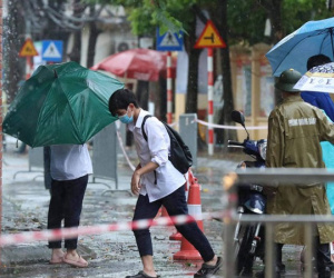 Mưa tầm tã, thí sinh Hà Nội ướt lướt thướt, địa điểm thi huy động đồng phục ứng cứu
