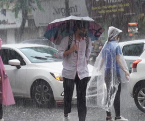 Thi vào lớp 10 Hà Nội năm 2021 ngày thứ hai: Trời mưa rất to, nhiều thí sinh quên phiếu dự thi, máy tính