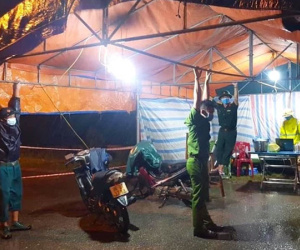 Những chiến sỹ trực chốt Covid-19 trong đêm mưa, ghì chặt tay giữ không cho bão thổi bay lều