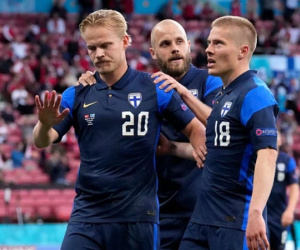Loạt hành động ý nghĩa của cầu thủ Phần Lan để tri ân Eriksen và ĐT Đan Mạch