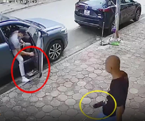 Ném bịch rác từ ô tô xuống đường, nam thanh niên đi 'xế sang' bị người đàn ông cầm dao tiến lại 'nhắc nhở'