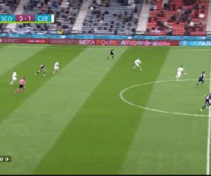 Tiền đạo Bundesliga lập siêu phẩm từ giữa sân, CH Czech thắng tưng bừng để vượt mặt tuyển Anh