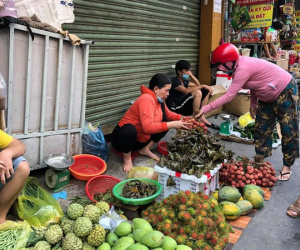 Tết Đoan Ngọ: Tiểu thương vội bán, khách vội mua