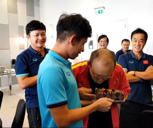Thầy Park 'bày mưu' để học trò đánh úp Hồng Duy trong buổi sinh nhật