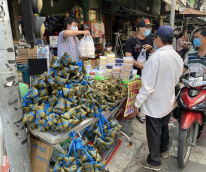 Chợ Tết Đoan Ngọ: Bánh ú nước tro tăng giá sốc, bà nội trợ kêu trời