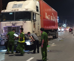 Đi mua bánh canh về ăn tối, 2 mẹ con chết thảm dưới gầm xe container