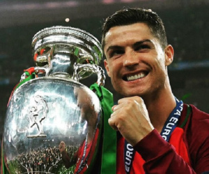 Đêm mất ngủ với fan bóng đá Việt: Vừa hóng tuyển Việt Nam vs UAE, vừa ngóng Ronaldo quẩy tung nóc Euro 2020