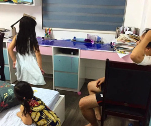 'Sang chấn tâm lý' vì con gái bôi bẩn ra nhà, nhưng vừa nhìn dòng chữ 'chữa cháy' của cô bé ông bố chẳng nỡ cáu