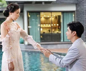 Bị bạn trai chia tay, tôi đang đau khổ tột cùng thì anh hàng xóm chạy sang dúi cho cuốn sổ tiết kiệm cả tỷ bạc