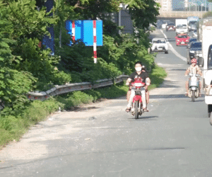 Video: Cắm chốt xử lý hàng loạt xe máy đi vào Đại lộ Thăng Long