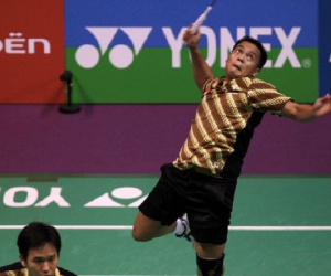 Cựu vô địch thế giới, Olympic chết ngay trên sân