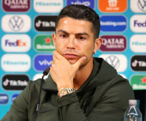 Ronaldo khiến tất cả ngỡ ngàng với hành động này trong buổi họp báo