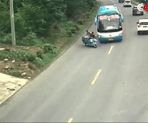 Video: Sang đưởng ẩu, nam thanh niên bị húc bay khỏi thùng xe ba gác