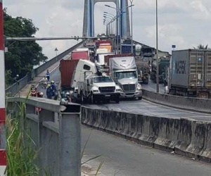 3 xe va chạm trên dốc cầu Phú Mỹ ở Sài Gòn, giao thông tê liệt