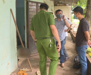 Bé trai 1 tuổi nồng nặc mùi thuốc sâu bò ra cửa gào khóc, người mẹ tử vong trong phòng trọ
