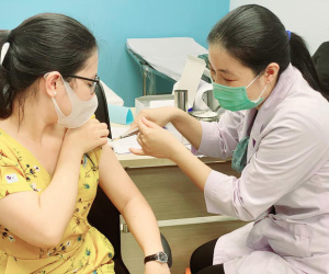 NÓNG: TP HCM xin Thủ tướng được chủ động tìm nguồn vắc-xin Covid-19