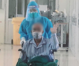 Bệnh nhân COVID-19 từng nguy kịch tại Bệnh viện Bệnh nhiệt đới Trung ương được xuất viện