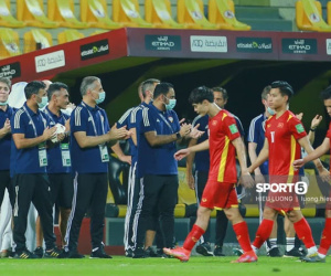 Ảnh: Ban huấn luyện UAE xếp hàng, vỗ tay động viên tuyển Việt Nam sau thất bại