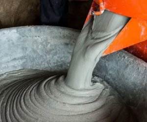 Tại sao để xi măng trên da quá lâu có thể gây bỏng?